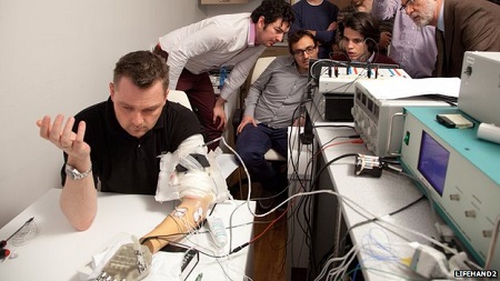 علماء يبتكرون يد اصطناعية قادرة على الإحساس بالأشياء